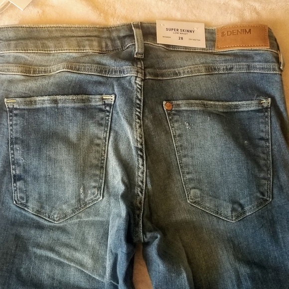 NWT super skinny detressed - Picture 4 of 4